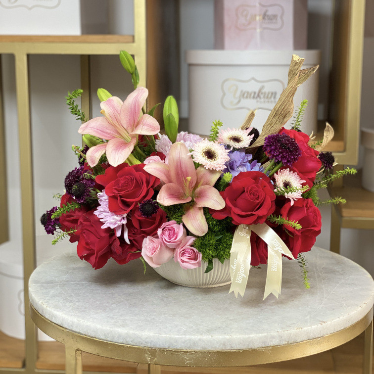 TAZÓN CHICO BISELADO DE CONCRETO CON 40 ROSAS, ESCABIOSA, LILI Y FOLLAJES MIXTOS